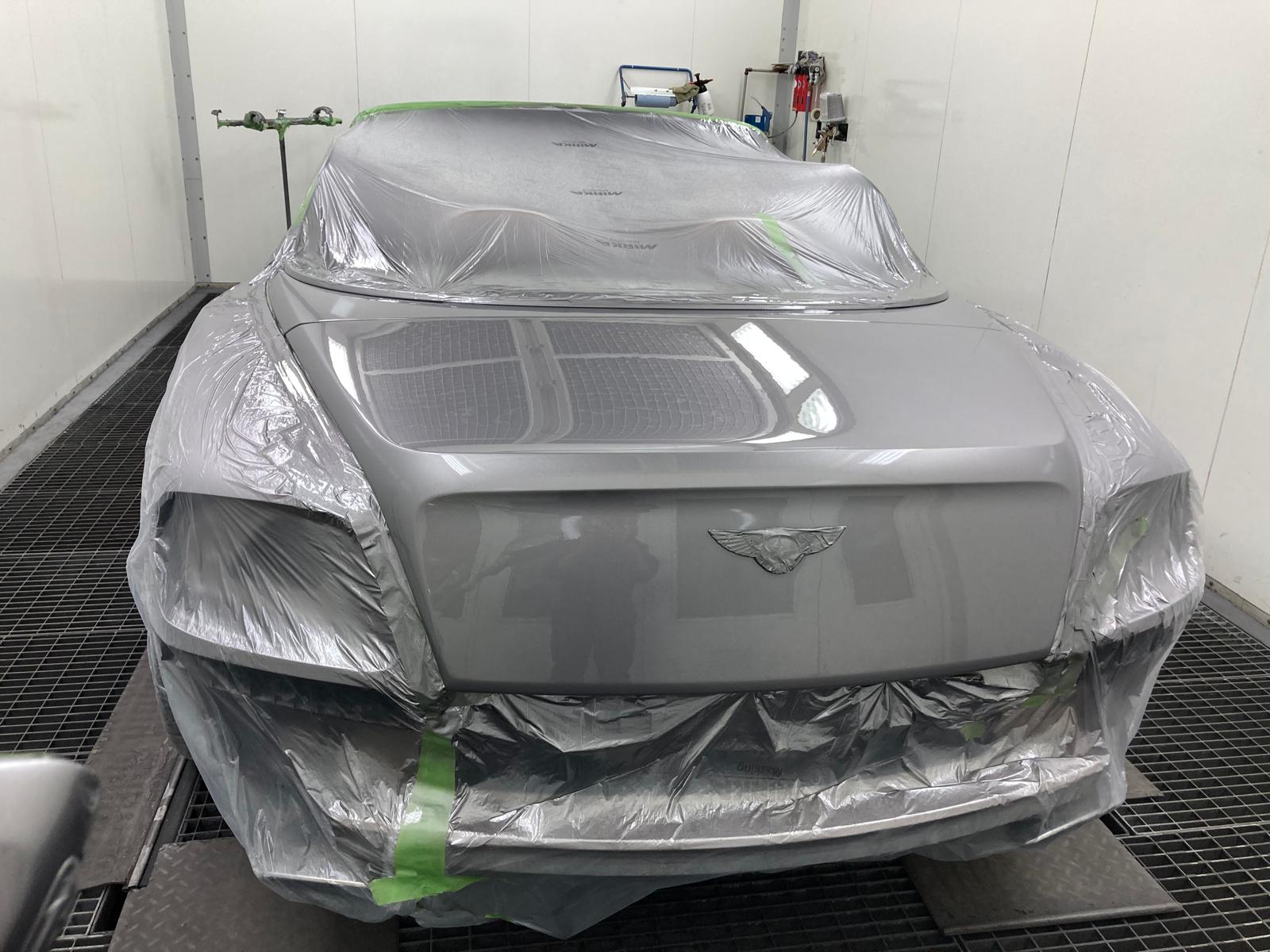 Aston Martin Komplett-Lackierung in der Lackierkabine - KFZ-Service LUKAS Sindelfingen