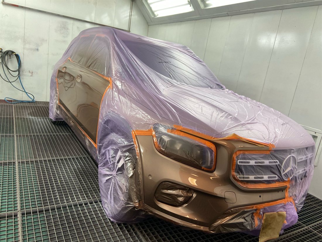 Mercedes GLB in Vorbereitung zur Lackierung, professionelle Abklebung - KFZ-Service LUKAS Sindelfingen